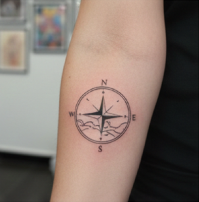 fine line tatuointi kompassista, käsivasrressa