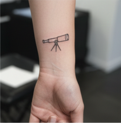 ranteen yläpuolella siro tatuointi kaukoputkesta